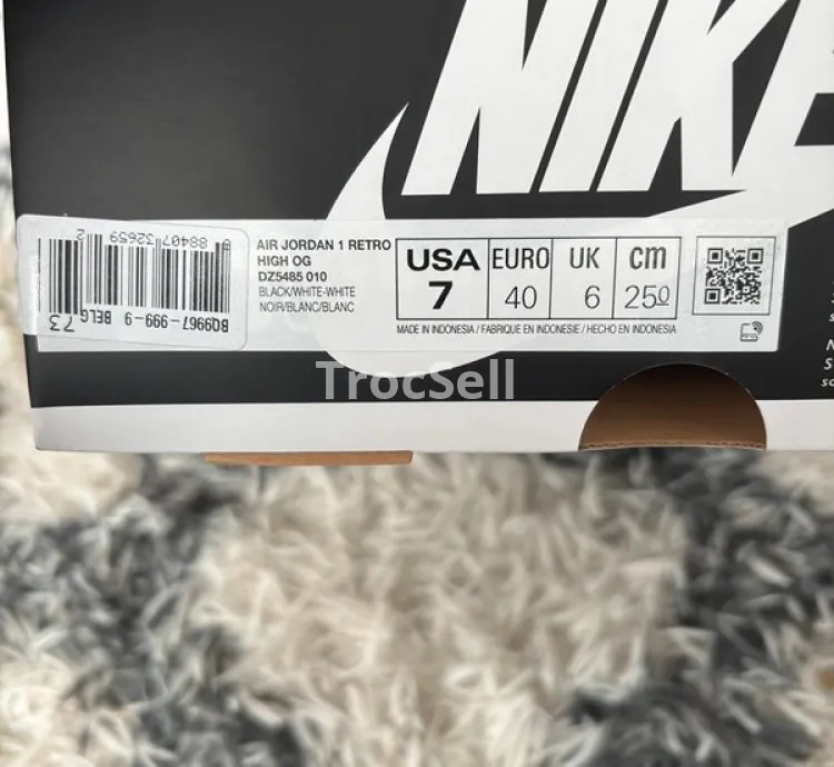 Jordan 1 Retro High OG Black/White – Iconic Style in Size 40 EU