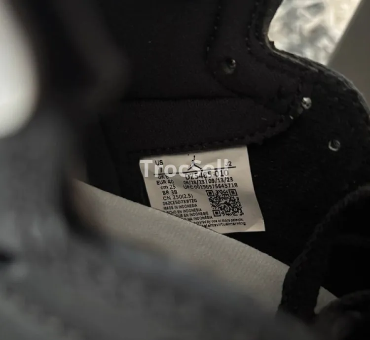 Jordan 1 Retro High OG Black/White – Iconic Style in Size 40 EU