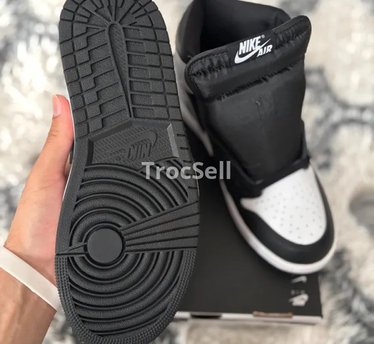 Jordan 1 Retro High OG Black/White – Iconic Style in Size 40 EU