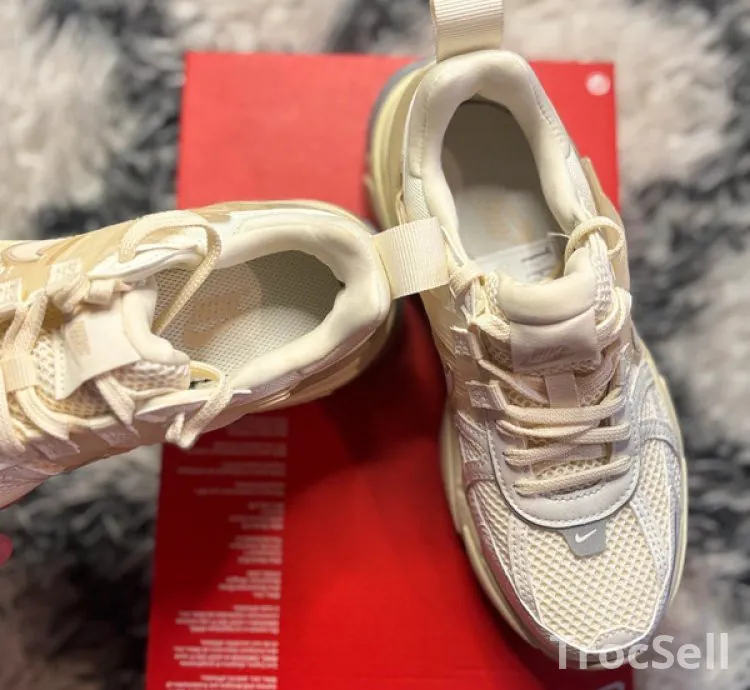 Nike V2K Run Pale Ivory – Pointure 35.5 neuve dans sa boîte