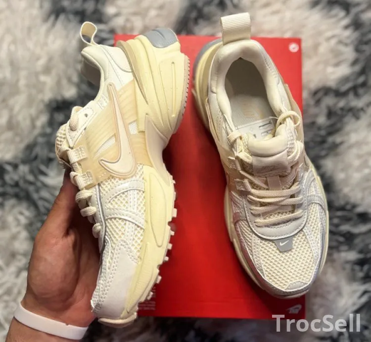 Nike V2K Run Pale Ivory – Pointure 35.5 neuve dans sa boîte