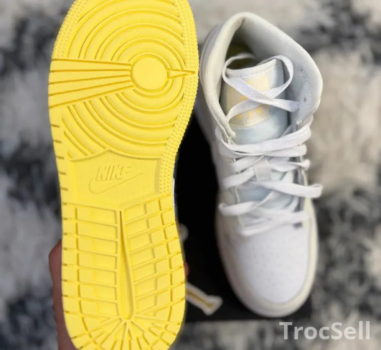 Air Jordan 1 Mid GS FD8780-181 – Sail/Orange – Taille 37.5 EU – Neuve & Authentique