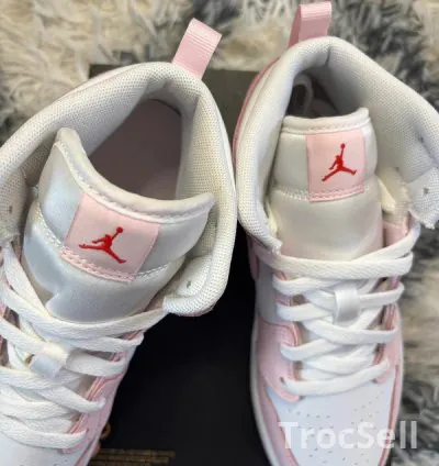 Jordan 1 Mid PS – Pink Foam / Fire Red (EU 35)