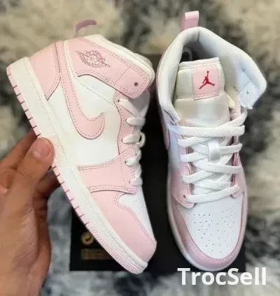 Jordan 1 Mid PS – Pink Foam / Fire Red (EU 35)